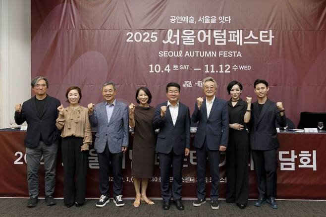 '2025 서울어텀페스타' 추진위원회 및 참여사업단(왼쪽부터 류재준 서울국제음악제 예술감독, 김소라 장단유희 대표, 이건왕 이건왕 서울자치구문화재단연합회 회장, 최태지 전 국립발레단 단장, 송형종 서울문화재단 대표, 남명렬 배우, 이루다 블랙토무용단 대표, 윤별 발레무용수)   [사진 제공= 서울문화재단]