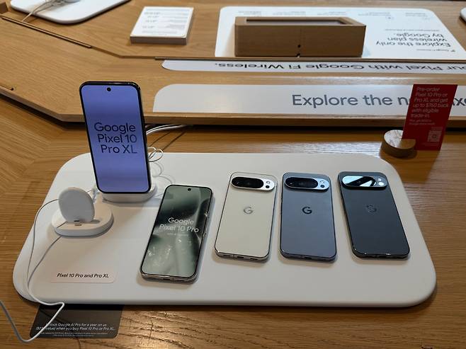 지난 22일(현지 시각) 미국 뉴욕시 윌리엄스버그에 위치한 구글 스토어에 새로 출시한 구글의 AI스마트폰 '픽셀 10' 시리즈가 전시돼 있다./강다은 기자