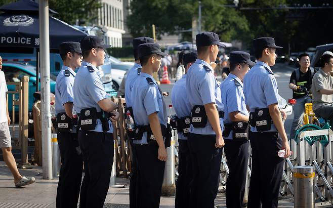 31일 '전승절' 퍼레이드를 앞두고 경비가 강화된 가운데 경찰관들이 중국 베이징 천안문 광장주변에서 경비를 서고 있다 . /EPA 연합뉴스