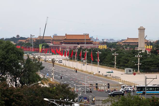 전승절 80주년 기념 군사 퍼레이드를 앞두고 베이징 톈안먼 광장에 붉은 깃발이 걸려 있다. 퍼레이드는 9월 3일 베이징에서 열릴 예정이다.  EPA 연합뉴스