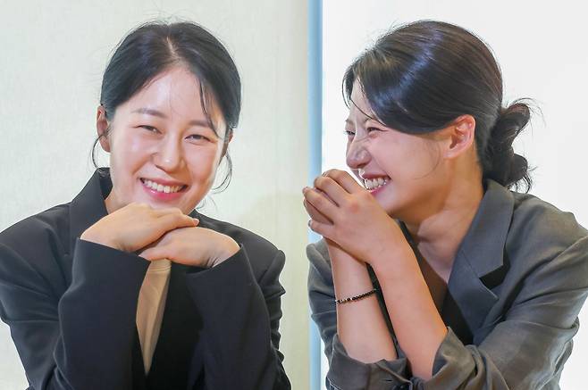 독일을 기반으로 활동하는 오페라 연출가 요나 김이 각색·연출한 국립창극단 ‘심청’은 순종과 효심의 상징이던 심청의 서사를 일방적 희생을 강요당한 사회적 약자들의 이야기로 전복시킨다. 주역 심청에 더블 캐스팅된 소리꾼 배우 김율희(왼쪽)와 김우정. /장련성 기자