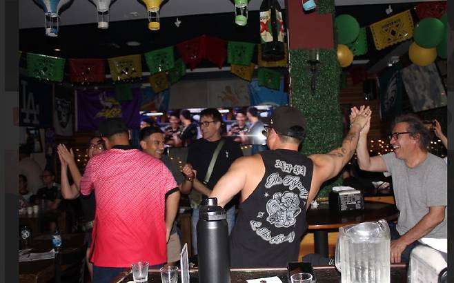 지난 23일(현지 시각) 미 로스앤젤레스의 한 호프집에서 LAFC의 원정경기를 팬들이 함께 보고 있다./타이거SG