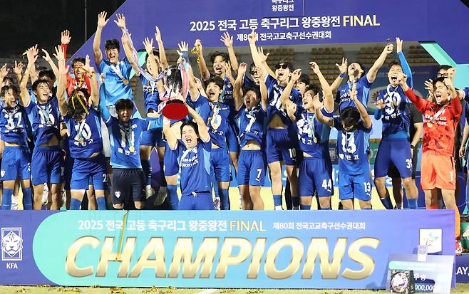 매탄고가 지난 30일 끝난 전국고교축구선수권대회에서 승부차기 끝에 금호고를 물리치고 8년 만에 정상에 올랐다. 매탄고 공격수 김동연이 우승 트로피를 높이 들어 올리자 선수단이 함께 환호하고 있다./ 김동환 기자