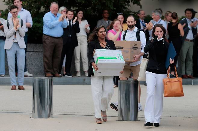 최근 해고된 미국 국무부 직원들이 2025년 7월 11일 워싱턴 D.C.의 해리 S. 트루먼 연방 건물에서 나오면서 상자를 들고 있다. /연합뉴스