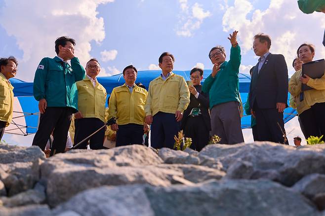 이재명 대통령이 30일 강원 강릉시 성산면 오봉저수지를 방문해 가뭄 피해 상황 등을 점검하고 있다. 김홍규 강릉시장이 이 대통령에게 현재 상황을 설명 중이다. /대통령실 제공