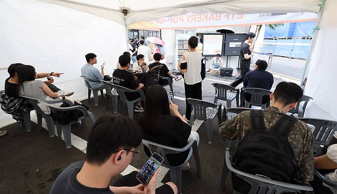 지난달 31일 서울 성동구 글로우 성수에 연 경제유튜버 슈카의 ETF 베이커리 팝업 스토어에서 시민들이 2차 빵판매 시간을 기다리고 있다. /뉴스1