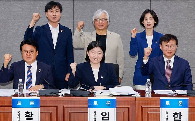 지난달 29일 서울 여의도 국회의원회관에서 열린 검찰개혁 긴급 공청회 '검찰개혁의 쟁점은 무엇인가? - 국민이 바라는 검찰개혁의 속도와 방향'에서 참석자들이 기념 촬영을 하고 있다. 앞줄 왼쪽부터 황운하 조국혁신당 의원, 임은정 서울동부지방검찰청 검사장, 한동수 전 대검찰청 감찰부장. 두번째줄 왼쪽부터 한창민 사회민주당 대표, 김민웅 촛불행동 상임대표, 박은정 의원. /뉴스1