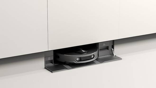 LG전자가 사용할 때만 모습을 보이는 빌트인 디자인과 본체와 스테이션 모두에 강력한 스팀 기능을 장착한 로봇청소기 신제품을 내달 5일 유럽 최대 가전 전시회 IFA 2025에서 선보인다. 싱크대 걸레받이 부분에 설치가 가능한 빌트인형 「히든 스테이션」의 모습.ⓒLG전자