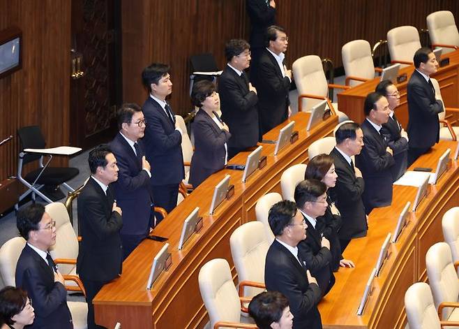 국민의힘 의원들이 1일 오후 열린 제22대 정기국회 개회식에서 상복을 입고 국민의례를 하고 있다. ⓒ뉴시스