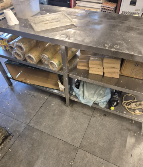 대전의 한 배달 전문점 주방에서 바퀴벌레가 목격되는 등 위생 불량이 드러나 논란이 커지고 있다. 평점 높은 배달 맛집에서도 곰팡이와 기름때가 발견되면서 전수조사 필요성이 제기된다. 온라인커뮤니티 캡처