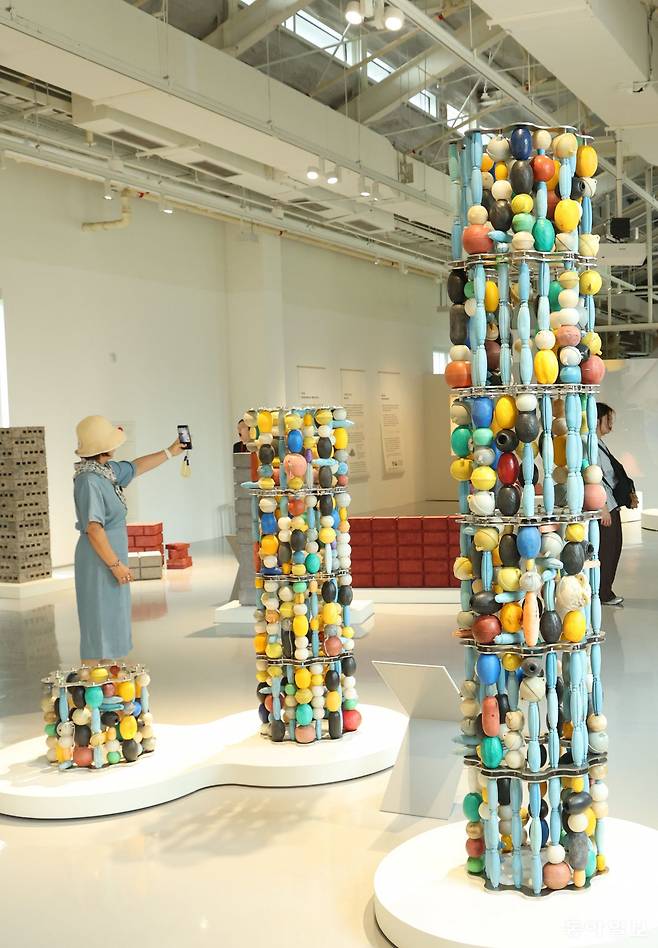 28일 서울공예박물관 전시1동 3층 기획전시실 ‘물질-실천’ 전시 현장. 신원건 기자 laputa@donga.com