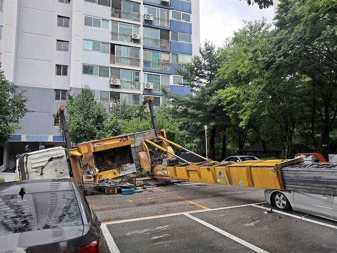 경기 성남시 분당구의 한 아파트에서 이삿짐 사다리차가 넘어져 주차 차량과 건물 일부가 파손됐다. (경기도소방재난본부 제공)