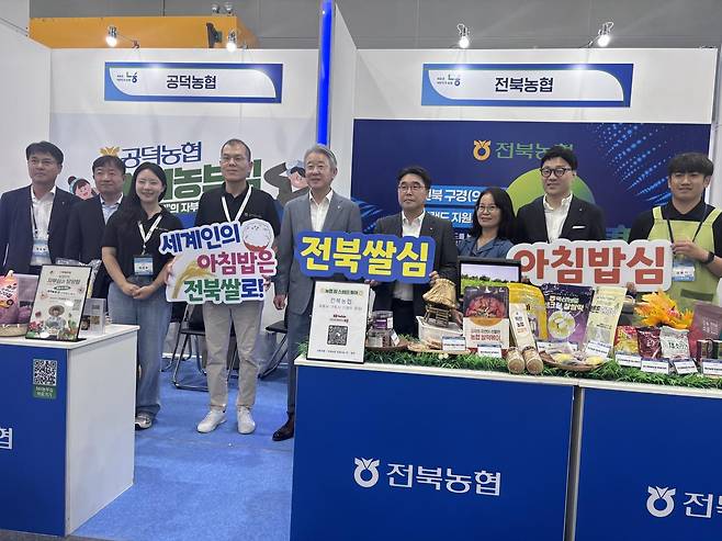 강호동 농협중앙회장(왼쪽에서 다섯번째)이 2025 에이팜쇼 농협홍보관을 방문해 기념촬영하고 있다. 황소영 기자 fangso@donga.com