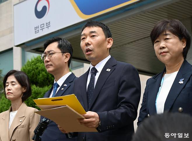 김용민 국회 법제사법위원회 더불어민주당 간사가 1일 경기도 의왕시 서울구치소에서 열린 현장검증을 마치고 브리핑을 하고 있다. 이날 법사위는 윤석열 전 대통령 수감 중 특혜 제공 여부를 확인하고 특검 출석 요구 당시 윤 전 대통령이 옷을 벗고 버티는 과정이 있었는지 여부를 CCTV 등의 영상기록으로 열람했다. 사진공동취재단/이훈구 ufo@donga.com