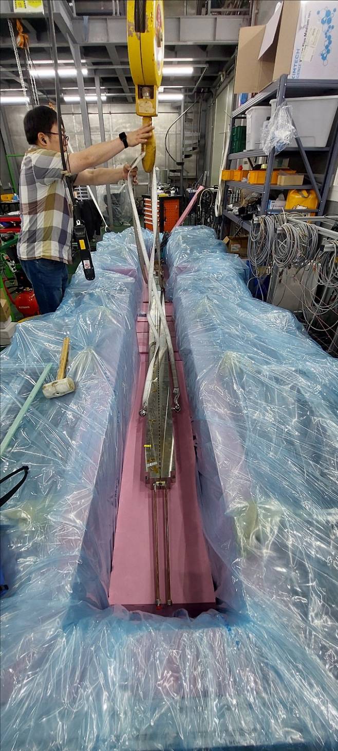 서울대 초전도응용연구센터에서 개발한 STEP 핵융합 자석용 대전류 고온초전도 케이블 시편을 SULTAN으로 운반하기 전 액화질소에서 시험을 준비하는 모습. 서울대 제공