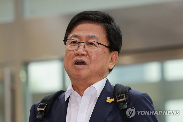 최교진 사회부총리 겸 교육부 장관 후보자가 14일 인사청문회 준비 사무실이 마련된 서울 영등포구 여의도 한국교육시설안전원으로 출근하며 취재진 질문에 답하고 있다.  [연합뉴스]