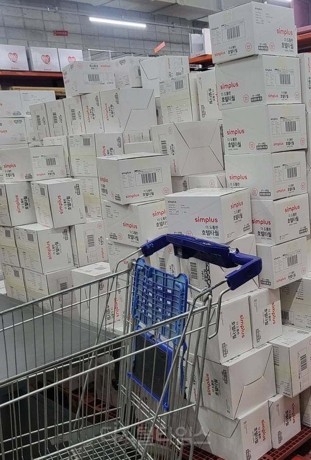 (왼쪽부터)경기도의 한 홈플러스 매장에 PB 브랜드인 심플러스 타월 제품을 담은 박스가 쌓여있다. 서울의 한 홈플러스 탄산음료 매대에 진열된 심플러스 제품과 홈플러스 의정부점 토들앤키들 매장에서 프로월드컵 제품이 진열돼 있다. [사진= 김수연기자]