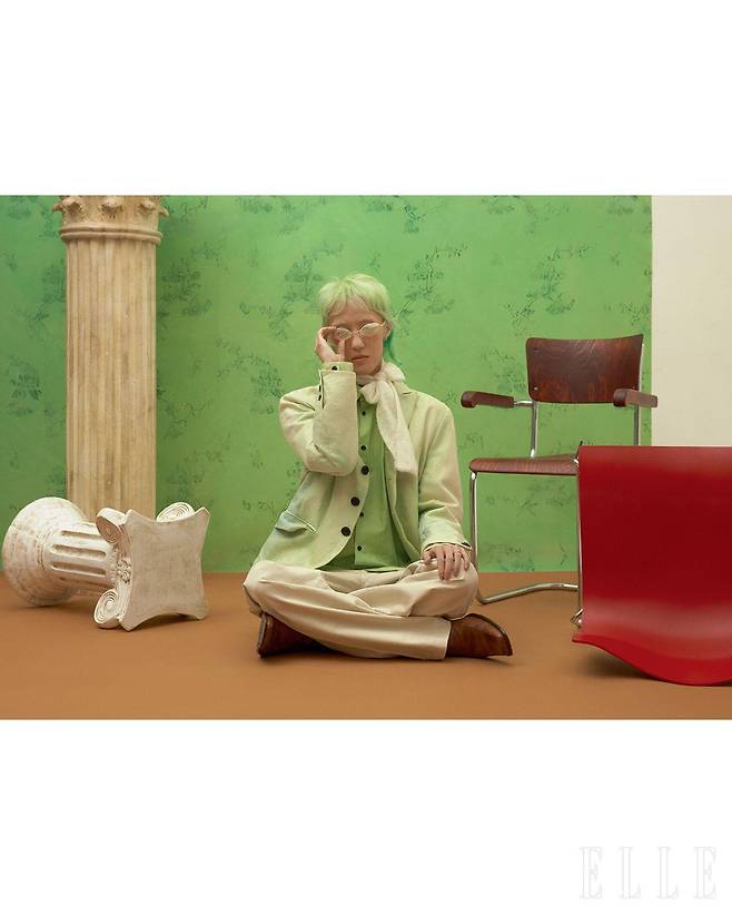 민트색 셔츠와 재킷은 모두 Moseori. 팬츠는 Donggyun Hong. 니트 타이는 Oscar Ouyang. 선글라스는 Taekh. 슈즈는 아티스트 소장품.