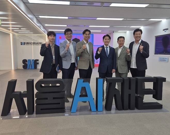 서울AI스마트시티센터에 방문한 이민석 의원(오른쪽 세 번째), 김만기 서울AI재단 이사장(왼쪽에서 세 번째)