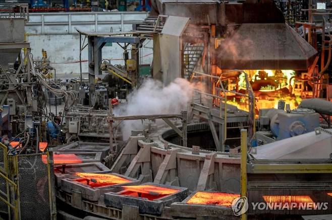 지난 7월 캐나다의 한 구리 정제소에서 구리 정제를 하는 모습. 연합뉴스