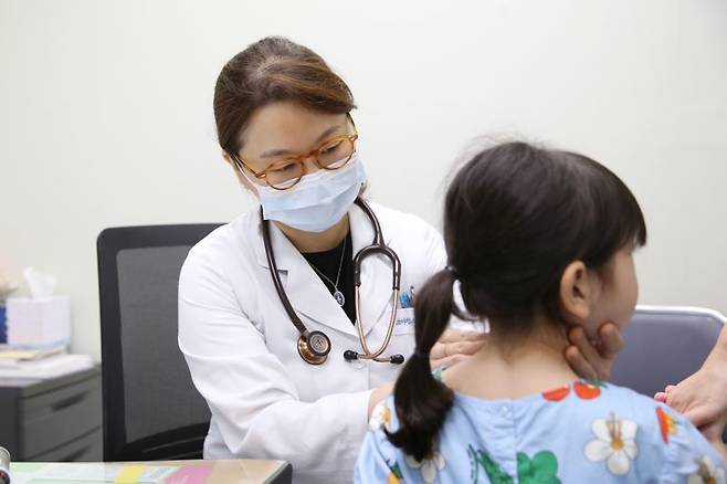 서울아산병원 소아청소년종양혈액과 김혜리 교수가 소아급성림프모구백혈병 환아를 진료하고 있다. 서울아산병원 제공