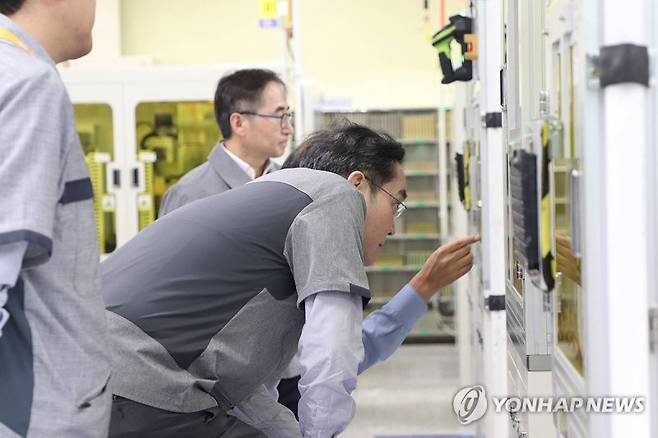 MLCC 제품 생산 현장 점검하는 이재용 삼성전자 회장. 사진=연합뉴스