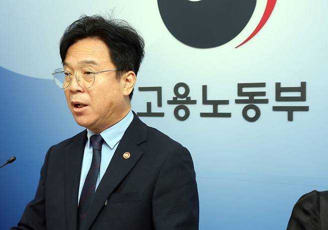 김영훈 고용노동부 장관이 1일 정부세종청사 고용노동부 브리핑실에서 업무상 질병 산재 처리 기간 단축 방안에 관해 설명하고 있다. 연합뉴스