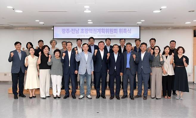 광주광역시와 전남도는 1일 광주시청 중회의실에서 고광완 광주시 행정부시장(사진 앞줄 왼쪽에서 여섯 번째)와 명창환 전남도 행정부지사(일곱 번째) 등이 참석한 가운데 광주·전남 초광역권계획위원회 위촉식 및 제1차 회의를 공동 개최했다고 밝혔다. 광주광역시·전남도 제공