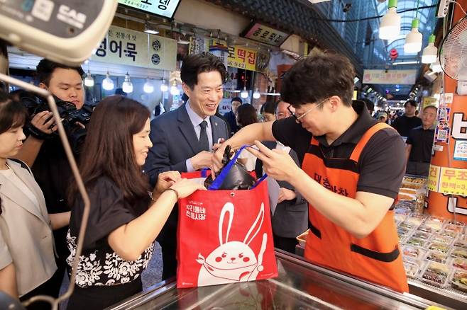 노용석 중소벤처기업부 차관이 1일 전국상인연합회와 간담회를 마치고 경기 수원 못골시장을 방문해 온누리 상품권 가맹점을 둘러보며 상인과 소통하고 있다.(중소벤처기업부 제공)
