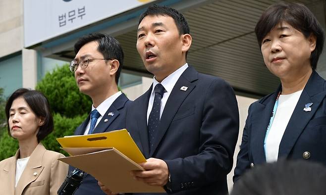 국회 법사위 소속 더불어민주당 김용민 간사가 1일 경기도 의왕시 서울구치소에서 열린 현장검증을 마친 후 브리핑하고 있다. 이날 법사위는 윤석열 전 대통령 수감 중 특혜 제공 여부를 확인하고 특검 출석 요구 당시 윤 전 대통령이 옷을 벗고 버티는 과정이 있었는지 여부를 CCTV 등의 영상기록으로 열람했다. 국회사진기자단