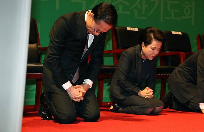 2011년 3월3일 이명박 전 대통령이 서울 강남구 삼성동 코엑스 컨벤션센터에서 열린 제43회 국가 조찬기도회에서 기도를 하고 있다. 연합뉴스