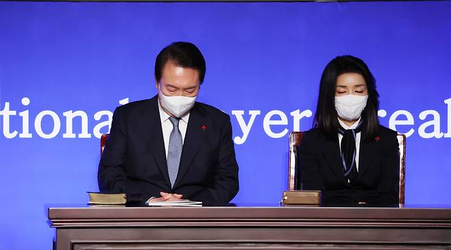 2022년 12월5일 윤석열 전 대통령과 김건희 여사가 서울 강남구 그랜드 인터컨티넨탈 서울파르나스에서 열린 54회 국가 조찬기도회에 참석해 기도하고 있다. 연합뉴스