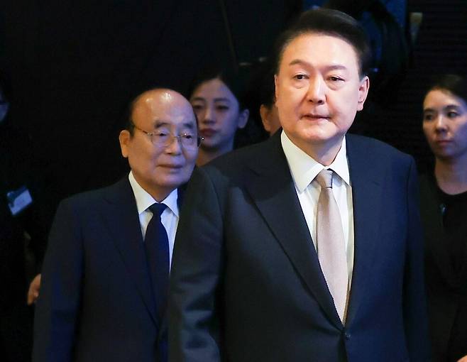 2024년 11월22일 윤석열 전 대통령이 서울 중구의 한 호텔에서 열린 제56회 국가조찬기도회에 입장하고 있다. 왼쪽은 이봉관 국가조찬기도회장. 연합뉴스