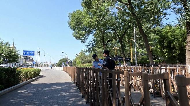 김정은 북한 국무위원장이 2일 전용열차를 타고 중국 베이징역에 도착할 것으로 예상되는 가운데 인근 도로에 설치되지 않은 철제 가림막이 늘어서 있다. 베이징/이정연 특파원