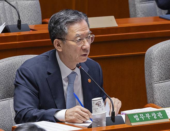 정성호 법무부 장관이 1일 서울 여의도 국회에서 열린 예산결산특별위원회 전체회의에 출석해 질의에 답하고 있다. 연합뉴스