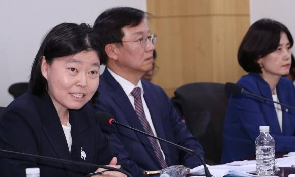 임은정 서울동부지검장이 지난달 29일 국회에서 ‘검찰개혁의 쟁점은 무언인가:국민이 바라는 검찰개혁의 속도와 방향’이라는 제목의 공청회에 참석해 토론하고 있다. 연합뉴스