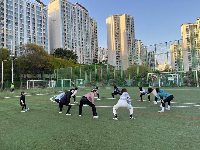 2023년 4월9일 일요일에 작심하고 모인 ‘공좀하니’ 풋살팀. 이날은 남성 축구선수 출신 감독에게 지도를 받았다. 독자 제공