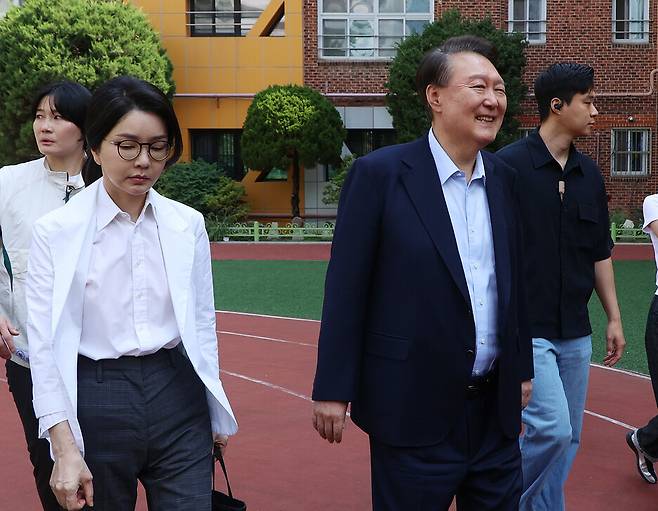 윤석열과 김건희씨 부부가 제21대 대통령 선거일인 2025년 6월3일 서울 서초구 원명초등학교에 마련된 서초4동 제3투표소에서 투표를 마친 뒤 차로 향하고 있다. 연합뉴스