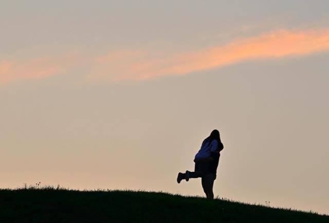 붉게 물든 하늘 아래에서 서로의 마음을 확인하는 연인들의 모습은 그 자체로 또 다른 아름다움이 된다.
