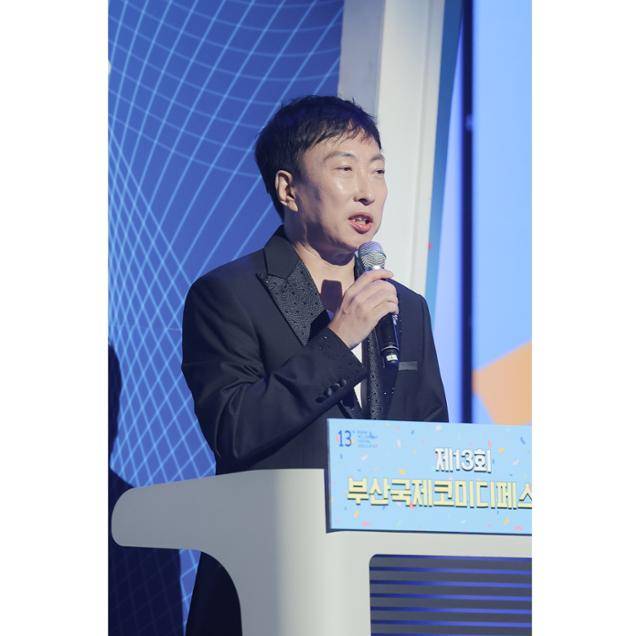 지난달 29일 부산 해운대구 벡스코 오디토리움에서는 제13회 부산국제코미디페스티벌(이하 부코페)의 개막공연이 열렸다. 행사에는 국내외 정상급 코미디언들이 총출동했으며 2,700명의 관객들이 자리를 채우며 함께 웃고 즐겼다. 이날 개막 공연의 MC를 맡은 박명수는 공연 전 기자와 만나 인터뷰를 진행하며 코미디에 대한 애정을 아낌없이 드러냈다. 부산국제코미디페스티벌 조직위원회 제공