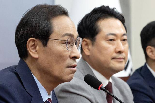 우상호 대통령실 정무수석이 27일 서울 여의도 국회에서 장동혁 국민의힘 신임 당대표에게 대통령 축하 난을 전달한 뒤 인사말하고 있다. 뉴스1