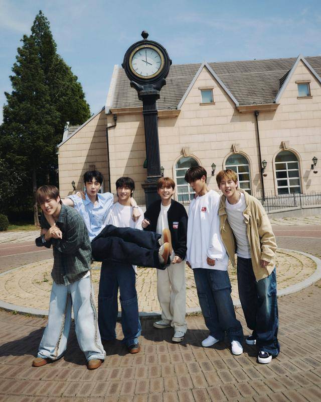 제로베이스원은 데뷔 2년의 성장을 응축한 정규 앨범으로 귀환한다. 스타쉽엔터테인먼트 제공