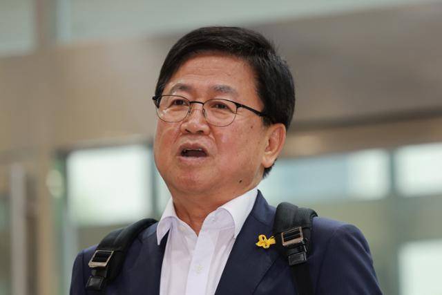 최교진 사회부총리 겸 교육부 장관 후보자가 지난달 14일 인사청문회 준비 사무실이 마련된 서울 영등포구 한국교육시설안전원으로 출근하며 취재진 질문에 답하고 있다. 연합뉴스