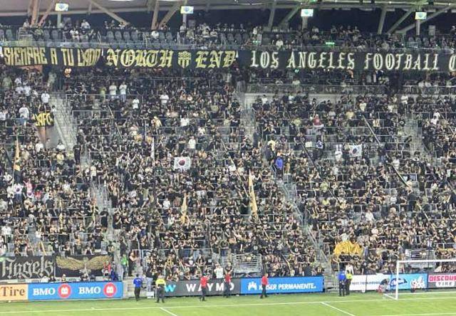 손흥민이 미국 진출 후 처음으로 홈경기에 출전한 1일 미국 캘리포니아주 LA BMO스타디움에 운집한 팬들이 태극기를 흔들며 응원하고 있다. 로스앤젤레스=연합뉴스