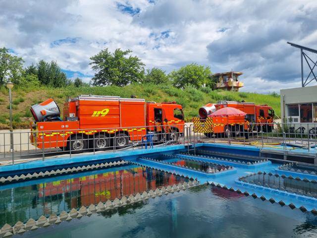 국가소방동원령에 따라 전국에서 모인 소방차들이 1일 평창 등 인근 지역에서 물을 담아 강릉시민 87%에게 용수를 공급하는 홍제정수장에 쏟아붓고 있다. 강원소방본부 제공