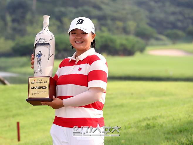 신다인이 31일 경기도 용인시 써닝포인트CC에서 열린 '제14회 KG 레이디스 오픈' 3라운드에서 2차 연장 끝에 우승을 차지했다. 시상식 후 신다인이 우승트로피를 들고 포즈를 취하고 있다. 싸닝포인트CC(용인)=김민규 기자 mgkim1@edaily.co.kr /2025.08.31/