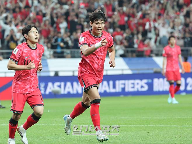 11회 연속 월드컵 본선 진출을 확정지은 대한민국 축구대표팀이 10일 오후 서울 마포구 서울월드컵경기장에서 2026 FIFA 북중미 월드컵 아시아지역 3차 예선 최종전 쿠웨이트와의 경기를 가졌다. 후반 오현규가 팀의 세번째 골을 넣고 기뻐하고 있다. 상암=김민규 기자 mgkim1@edaily.co.kr /2025.06.10/