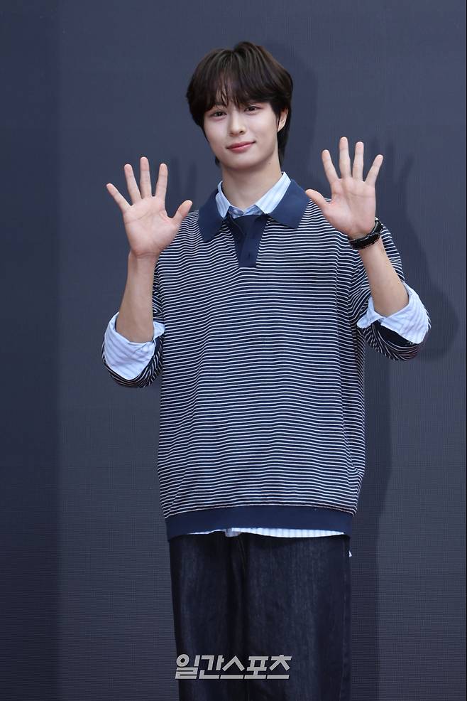 유어즈 효가 1일 서울 용산구 썸머스타에서 진행된 '비 마이 보이즈(B:MY BOYZ)' 데뷔 그룹 YUHZ(유어즈) 글로벌 기자회견에 참석해 포토타임을 갖고 있다. 지난 30일 생방송으로 진행된 SBS 초대형 글로벌 오디션 프로그램 'B:MY BOYZ' 파이널 라운드에서 치열한 경쟁을 뚫고 살아남은 TOP8 효, 이연태, 문재일, 김보현, 카이, 강준성, 박세찬, 하루토가 YUHZ(유어즈)로 데뷔를 확정했다. 서병수 기자 qudtn@edaily.co.kr /2025.09.01/