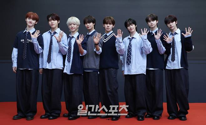 그룹 유어즈가 1일 서울 용산구 썸머스타에서 진행된 '비 마이 보이즈(B:MY BOYZ)' 데뷔 그룹 YUHZ(유어즈) 글로벌 기자회견에 참석해 포토타임을 갖고 있다. 지난 30일 생방송으로 진행된 SBS 초대형 글로벌 오디션 프로그램 'B:MY BOYZ' 파이널 라운드에서 치열한 경쟁을 뚫고 살아남은 TOP8 효, 이연태, 문재일, 김보현, 카이, 강준성, 박세찬, 하루토가 YUHZ(유어즈)로 데뷔를 확정했다. 서병수 기자 qudtn@edaily.co.kr /2025.09.01/