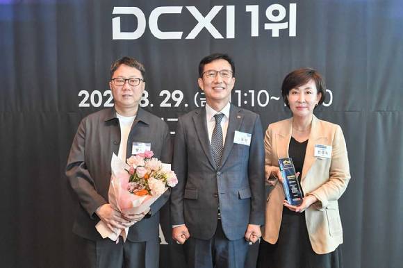 전경혜 LG유플러스 디지털CX/성장담당(오른쪽에서 첫 번째)과 방욱재 디지털커머스개발Lab장(오른쪽에서 세 번째)이 문동민 한국표준협회 회장과 기념촬영하고 있는 모습. [사진=안세준 기자]